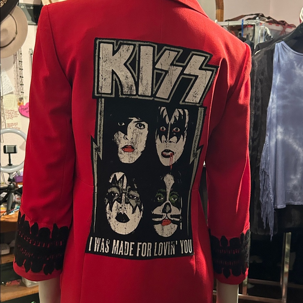 Handcrafted Kiss Coat - Picture 7 of 14